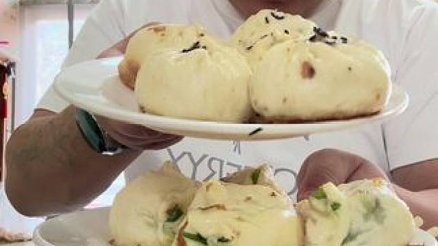 #好吃不如饺子 #这也太好吃了 水煎包配胡辣汤，这是哪里的特色小吃