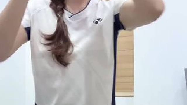 #打羽毛球女生