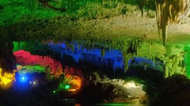 走进本溪水洞地下溶洞，像把盛夏折进一页幽蓝童话。
洞内恒温 12℃，风带着微甜的凉意，把汗意和喧嚣留