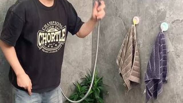 拖鞋架可伸缩的设计 不用打孔粘胶就能上墙固定的拖鞋架，可伸缩的设计，足够收纳全家人的拖鞋，不占地方，