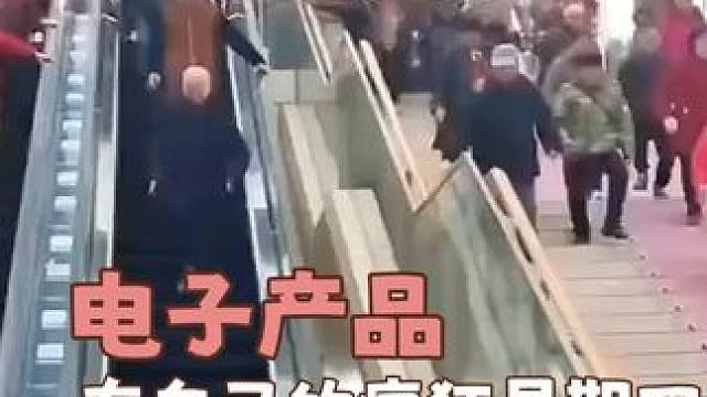 这次闺蜜可千万别让我输啊！#大学生有自己的疯狂星期四 #找到了学生证的正确打开方式 #疯四都被带到其