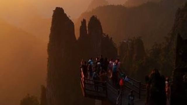 官方建议：恐高人士最好不要一个人来这里！#航拍莽山 #一座不用爬的山 #莽山五指峰景区 #悬崖峭壁