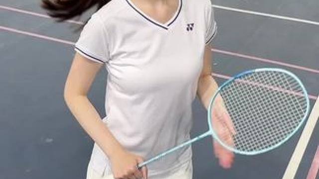 #打羽毛球女生