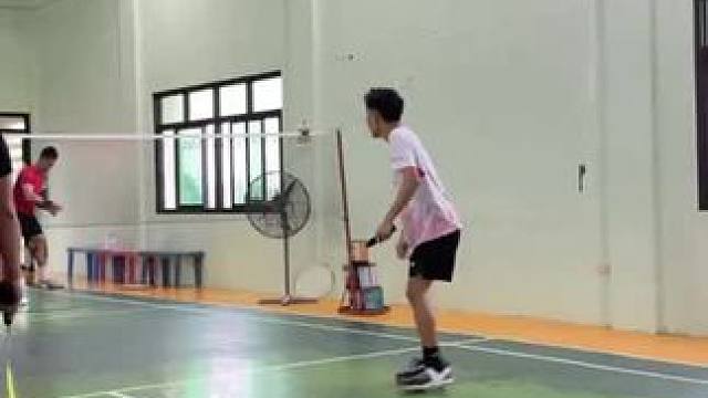 这场地够滑#羽毛球 #快乐羽毛球