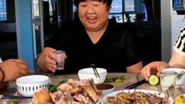 沙和尚在老姨家又开喝了，一喝就多这可咋整#纪录美好生活 #家常饭菜