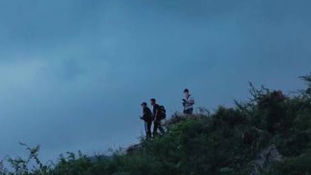 #喜欢爬山感受大自然的气息 #登上山顶看美景 #悬崖峭壁 #大自然的美丽风景 #山上风景