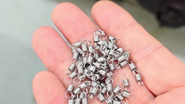 这种双耳拉簧是怎么做出来的