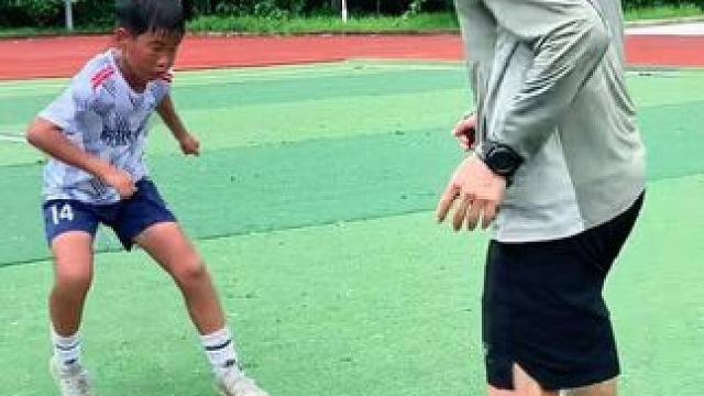 防守人突然逼抢，三个技巧动作轻松过人 #足球 #足球技巧 #足球教学 #苏州足球