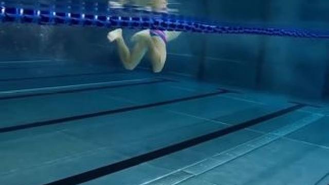 蛙泳已经进化到这种地步了吗居然可以反向游泳！ #蛙泳 #游泳训练 #游泳 #新游泳 #蛙泳配合