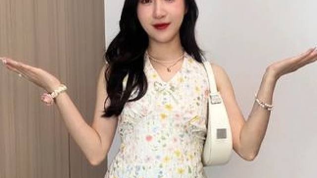 这件挂脖背心，仿佛将盛夏的阳光与花香编织成衣，简直太美了~ #减龄穿搭 #夏日穿搭#甜美穿搭  #显