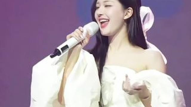 “我想要住进你心里” 谁懂！这时候的赵露思有多甜！ #赵露露#好像掉进爱情海里#音乐现场