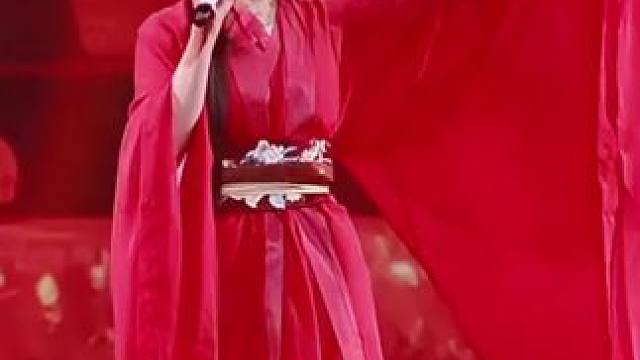 她一唱 鸡皮疙瘩起来了～像是嫋嫋在唱在诉说，这些年的委屈！ #赵露露#星河叹#音乐现场