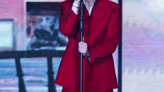 “爱的尽头是黑暗 看透世界的荒凉 请你爱自己的模样” #王栎鑫#就好#现场版live#王栎鑫x巡回演