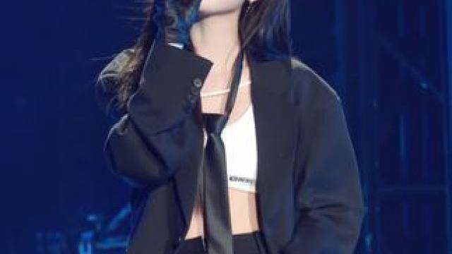 吴宣仪广州演唱会重现《爱存在》妆造好帅！ #吴宣仪#爱存在#音乐现场#吴宣仪广州演唱会