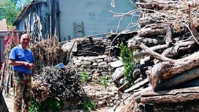 #农村生活 #山村行 #淄川之行，太河镇王家庄。半壶老酒浇愁绪，柴火灶里农家饭。口食黄粮知不易 ，身