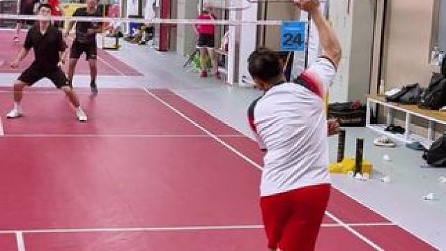 用最红的装备耍最黑的手段#羽毛球 #假动作 #骚操作