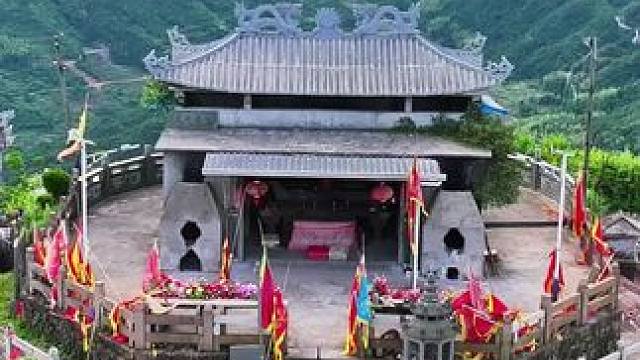 寺庙所处的柳峰尖海拔1056米，登上峰巅，极目远眺，浙闽大地尽收眼底，闽海风光一览无余。清晨，云海翻