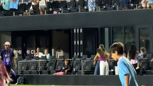 太像了梅西的儿子西罗踢球