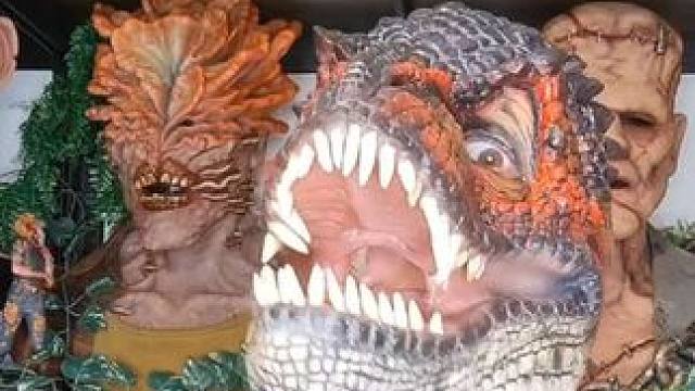 这个面具有点像恐龙 #国外视频分享 #恶魔面具 #面具下的男人 #假面具