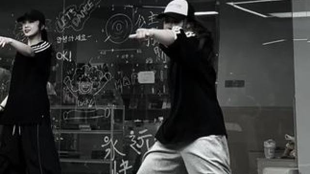 将近两个月恢复期没有跳舞了，可是跳爽了大家的应援好给力啊#舞蹈随拍课堂 #飞现编舞 #kissmet