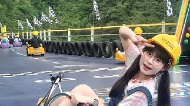 你的天真我想珍惜！
#拍照姿势 #甜妹 #OMG乐在当夏 #OMG心跳乐园 #杭州人的爬山方式太超前