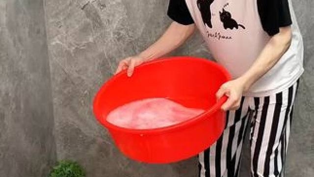 轻奢风拖鞋架 不用打孔粘胶就能上墙固定的拖鞋架，可伸缩的设计，足够收纳全家人的拖鞋，不占地方，还能当