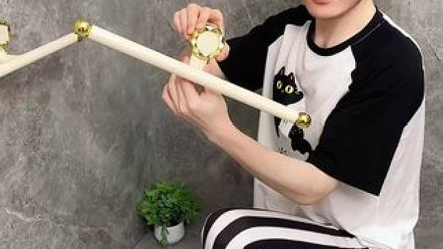 伸缩拖鞋架 不用打孔粘胶就能上墙固定的拖鞋架，可伸缩的设计，足够收纳全家人的拖鞋，不占地方，还能当毛