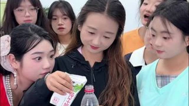 请你的朋友看牛奶灯 #水瓶灯 #丁达尔效应 #办公室日常