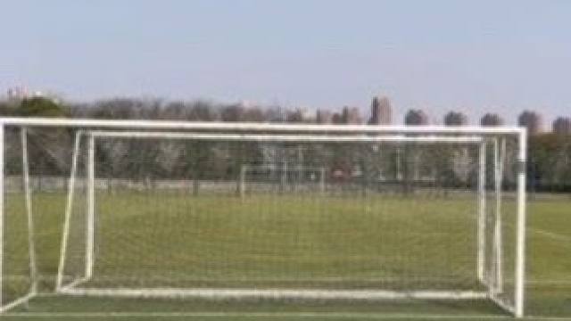 用足球门做橄榄球训练放心别被闷头爆抽#美式橄榄球 #日常训练 #四分卫 #橄榄球#腰旗橄榄球