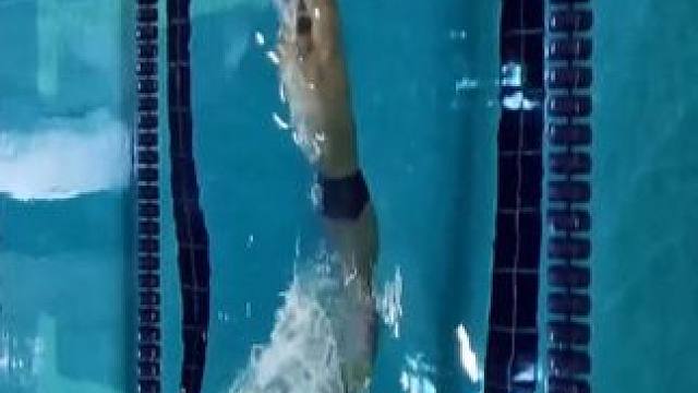 沉浸式欣赏单脚蹼游泳每个动作的破水感，动作真的太走水啦！ #游泳 #游泳训练 #脚蹼 #挑战自己突破