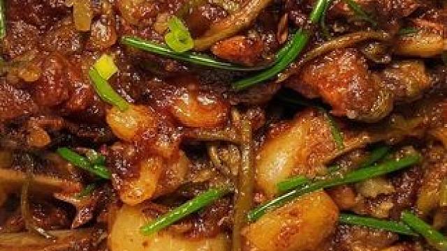 太有嚼劲吃完下颌线都出来了，粉丝推荐风干猪排烩豆角太香啦！ #呼和浩特美食 #鄂尔多斯美食 #寻味烟