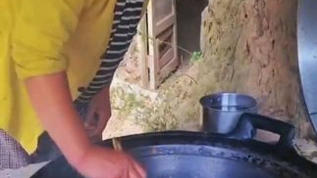 故乡有什么呢，有熟悉的风景，四季变换的庄稼，有小时候那些割舍不掉的记忆，那熟悉田野里的一草一木，是无