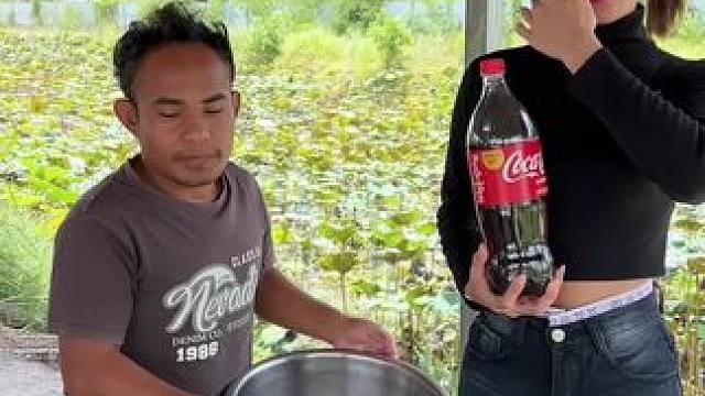 东南亚矮子和老婆做饭。#我的乡村生活 #美食制作分享 #农村美食记录生活 #农村生活美