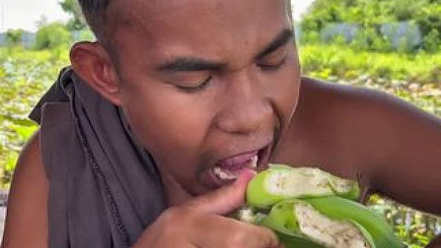 哈哈矮子和老婆们吃香蕉水果。#我的乡村生活 #优质农产品 #原创视频 #创作人计划