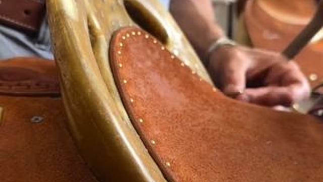 真皮马鞍制作。 #马鞍制作 #手艺人 #神奇的闲鱼##吃喝玩乐先上闲鱼# #闲鱼省钱神券#