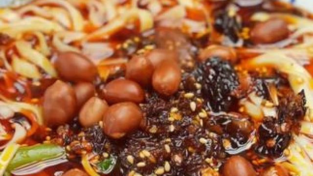 真材实料一直是向料立足的关键，胖妹绝不会做砸自己招牌的事！#小面调料 #美食 #重庆小面
