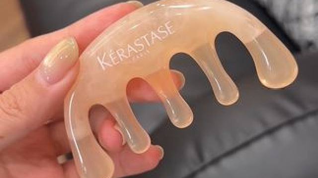 这个梳子出限定色啦，就在我的专场，记得预约 #卡诗