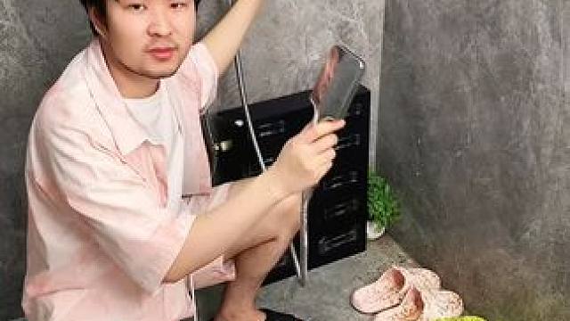 吸盘伸缩拖鞋架 不用打孔粘胶就能上墙固定的拖鞋架，可伸缩的设计，足够收纳全家人的拖鞋，不占地方，还能