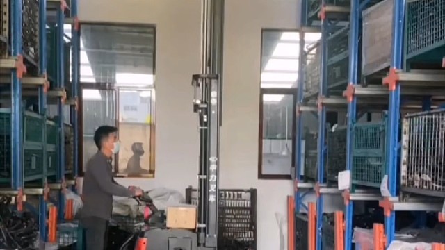 站驾全电动堆高车