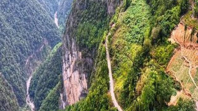 幸好这个路没什么车，车多了还真不敢走！#旅行推荐官 #挂壁公路