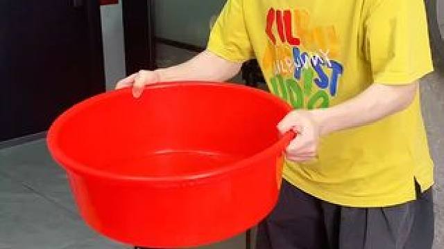 拖鞋架可伸缩的设计 不用打孔粘胶就能上墙固定的拖鞋架，可伸缩的设计，足够收纳全家人的拖鞋，不占地方，