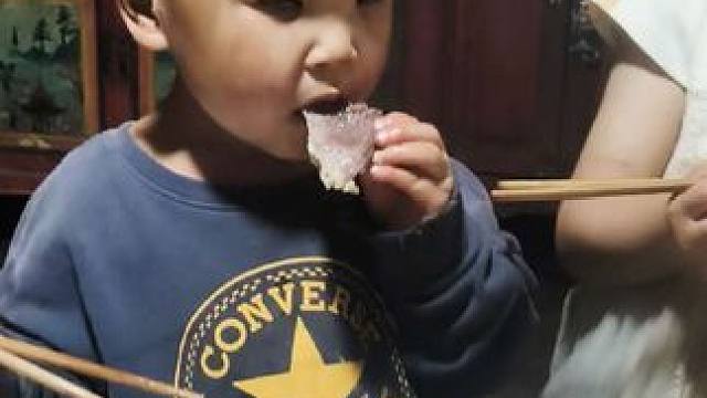 今天吃饭挺乖的。#农村娃