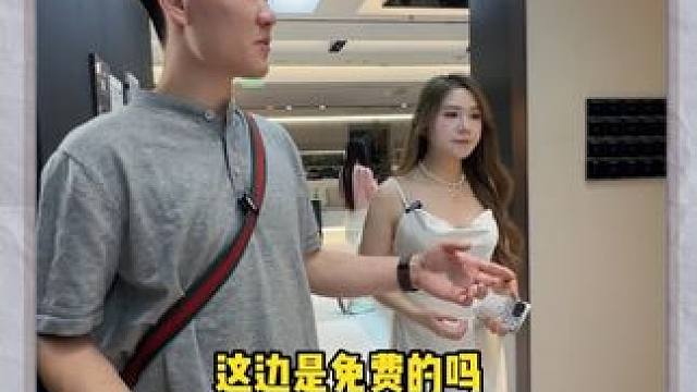 现在的网吧都这么先进了吗！！！这哪里是网吧啊 这是家啊！ 