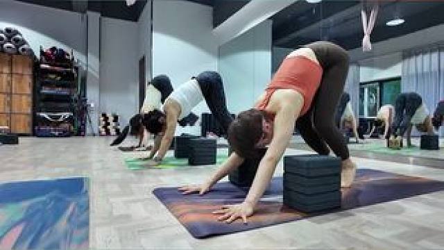 嘿，朋友！我最近在金诚普拉提瑜伽练得超带劲！他家的精进倒立小班课程太适合我这种想提升瑜伽技能的人啦。