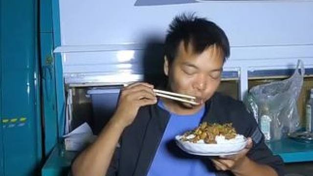 相机无意间被自己修好了真庆幸，到巴里坤湖去看美景又臭又美太上头了，晚上剁只鸭子做个酸辣鸭吃酸酸辣辣真