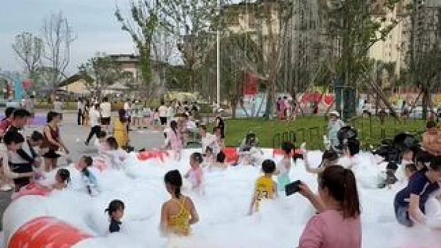 亲子党必冲的乐园来了！垂直运动空间锻炼体能，泡泡池里共享亲密时光，霍比特小屋满足童话想象… 每周五六