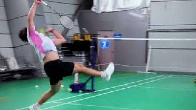 没人疼就去打羽毛球吧，打完浑身疼#羽毛球