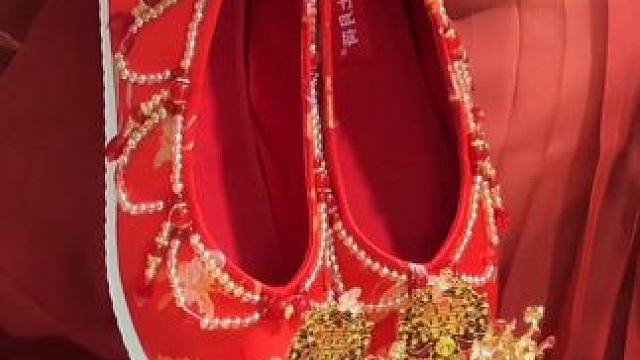 “一步一响 一步一想” #东方美学 #汉服婚鞋 #婚鞋 #国风正当红 #凤冠霞帔