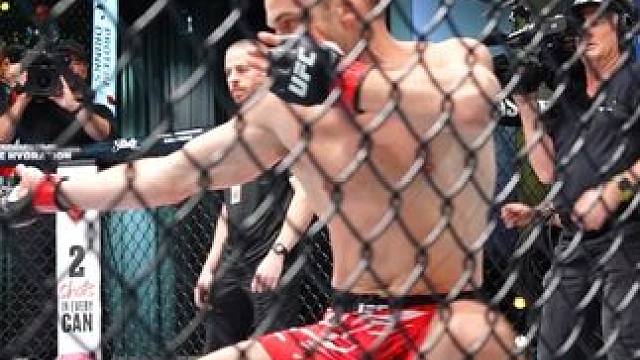 从开场被击倒到KO翻盘，完成这一切麦迪克只用了63秒！#UFC