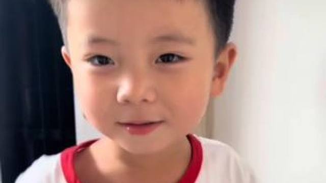 网友：姐姐为什么要在我吃饼干的时候掉水里？